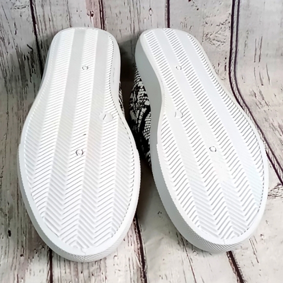 NEW faux snakeskin sneakers size 7 - Picture 3 of 8